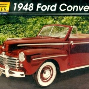 Ford 1948 Convertible Model Kit 1:25